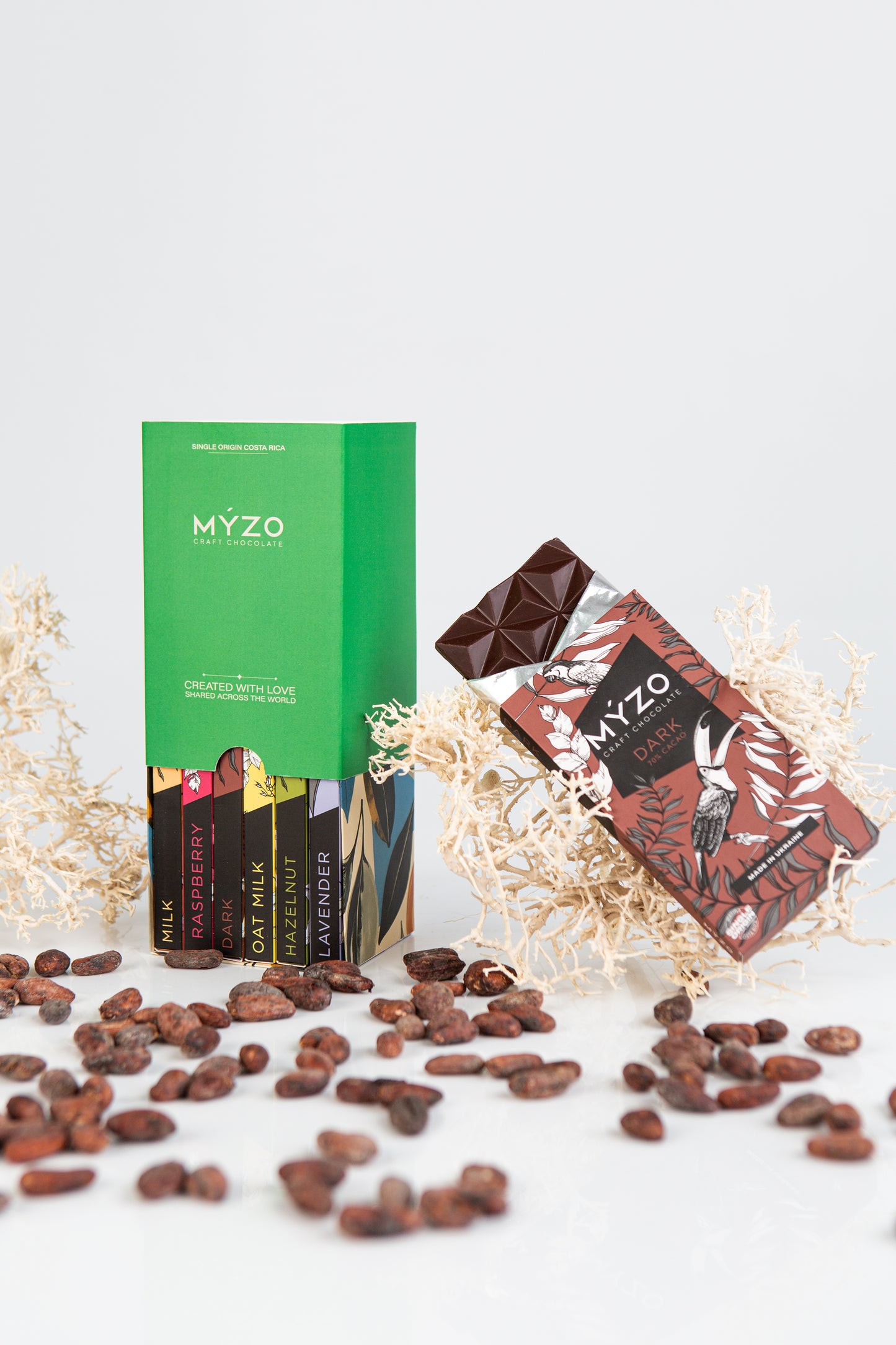 Подарункова коробка шоколаду Myzo з плиткою 70% темного шоколаду і какао бобами навколо