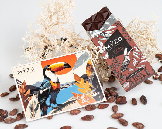 Темний шоколад Myzo, какао боби і листівка