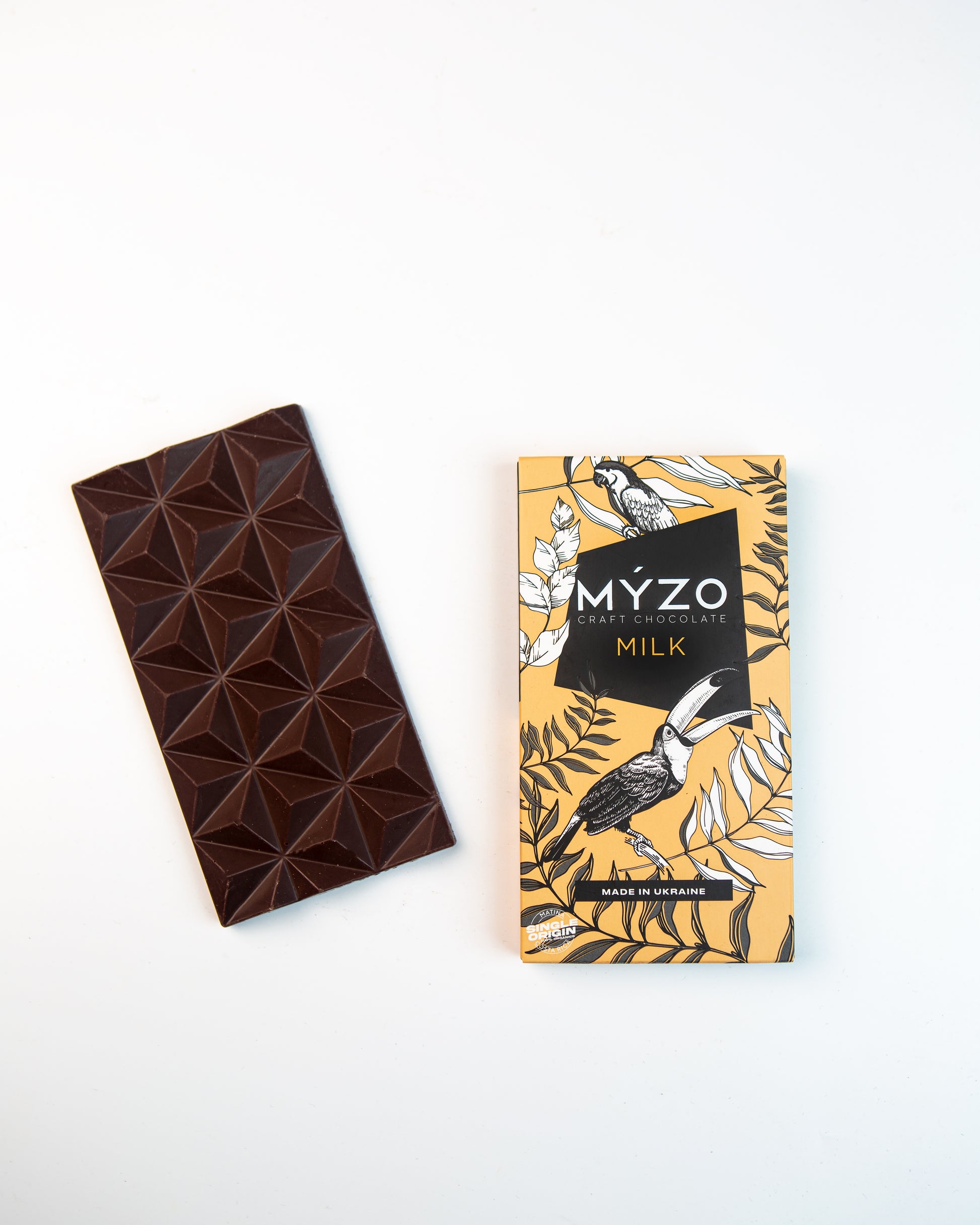 48% Молочний шоколад - Myzo Chocolate на столі