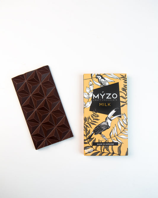 48% Молочний шоколад - Myzo Chocolate на столі