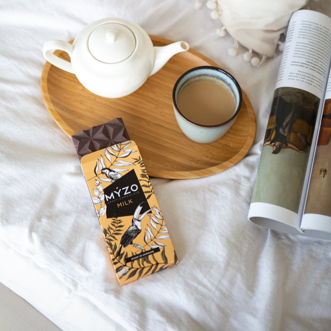 48% молочний шоколад Myzo Chocolate на підносі з кавою і журналем