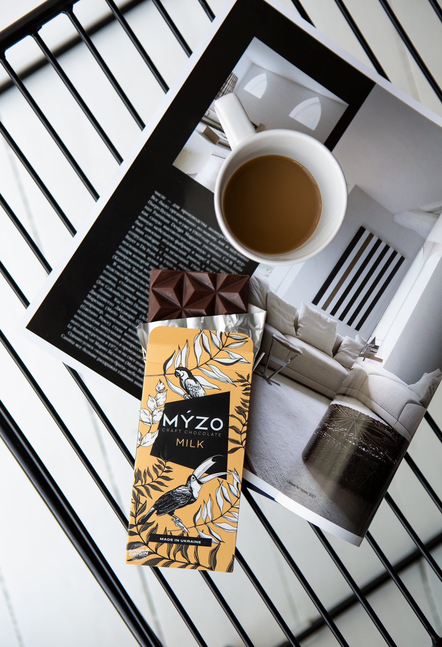 плитка Myzo молочний лежить на журналі з чашкою кави