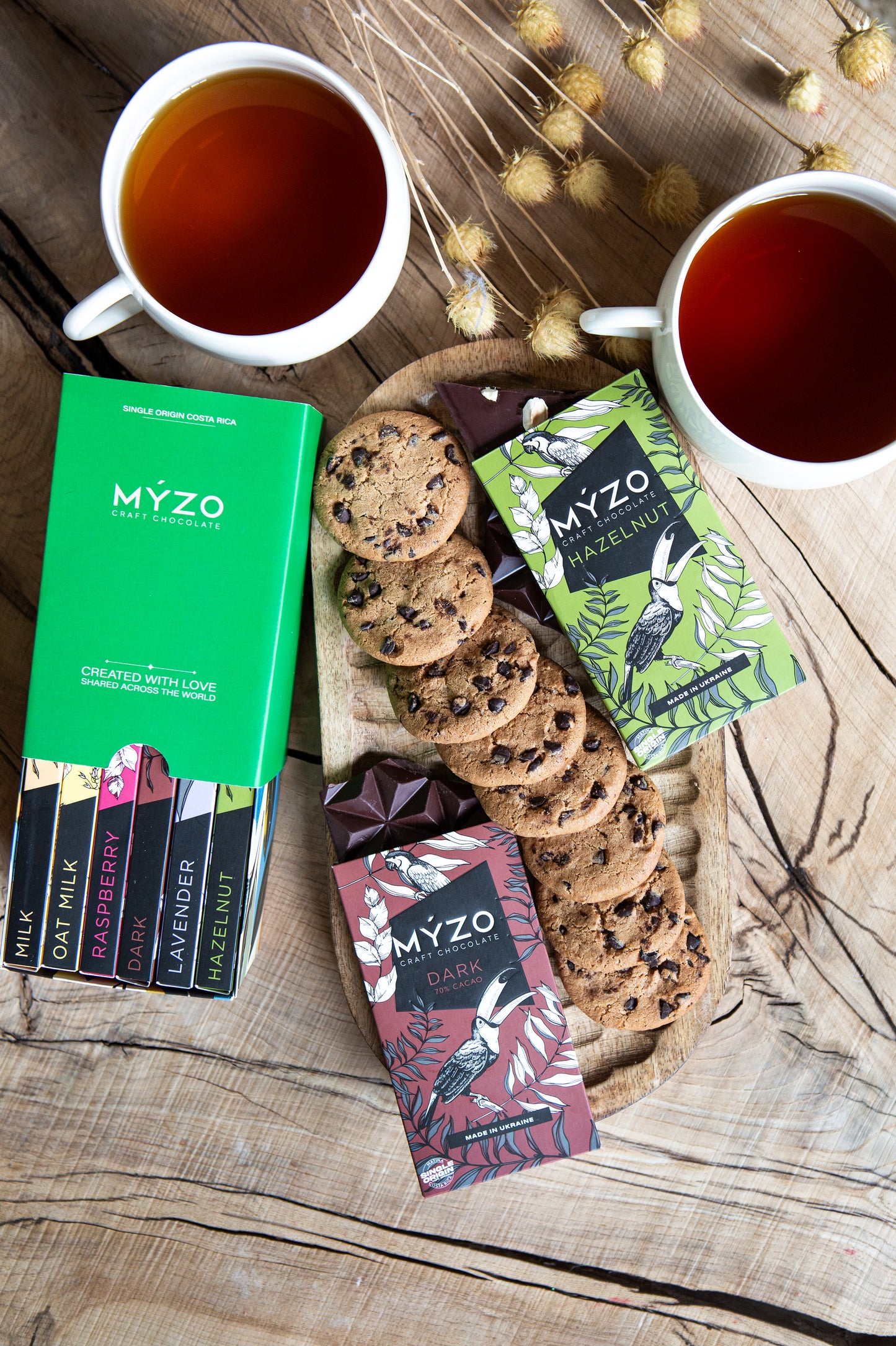 Подарункова коробка шоколаду Myzo з плиткою 70% темного шоколаду, печивом та чаєм на столі