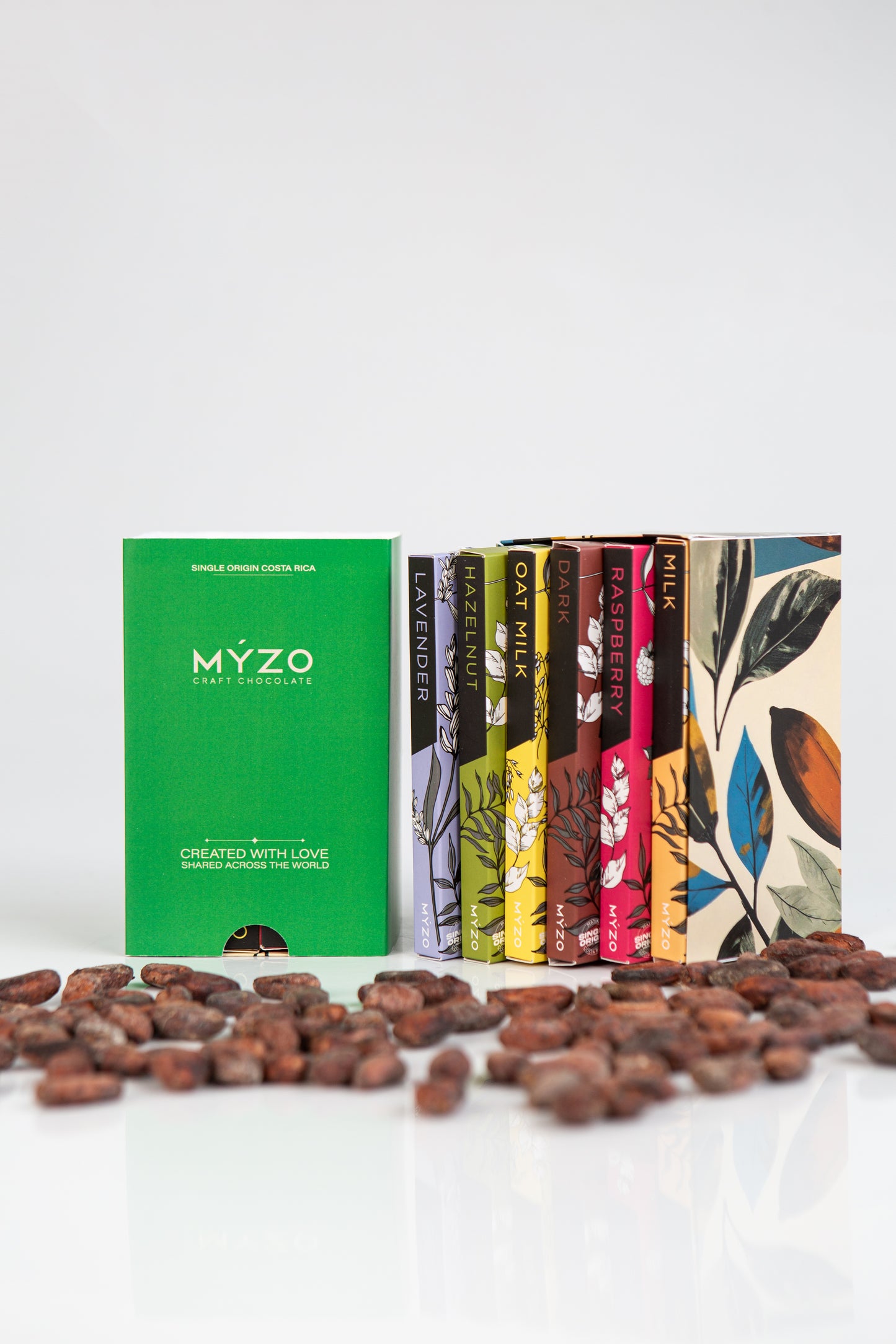Подарункова коробка Myzo з какао бобами на столі