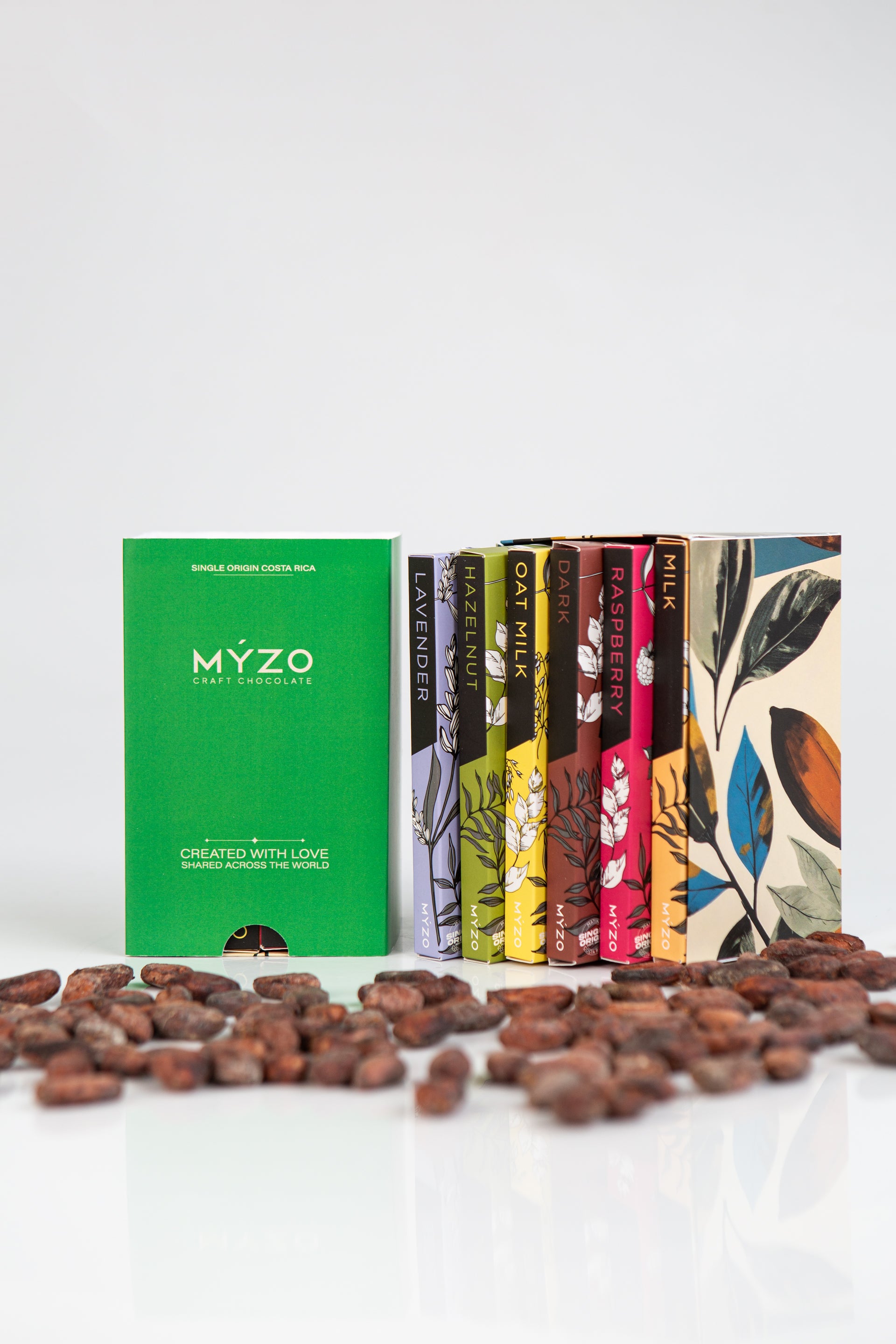 Подарункова коробка Myzo з какао бобами на столі
