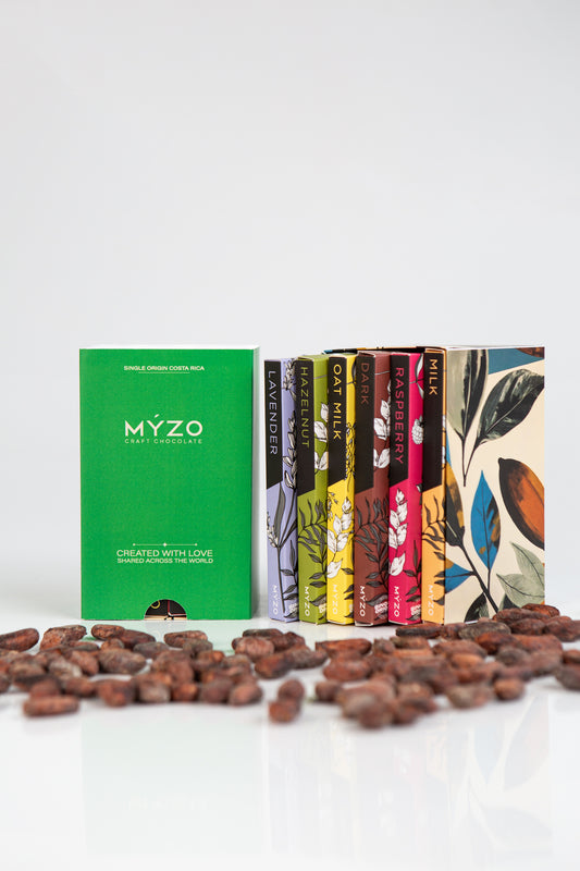 Подарункова коробка Myzo з какао бобами на столі