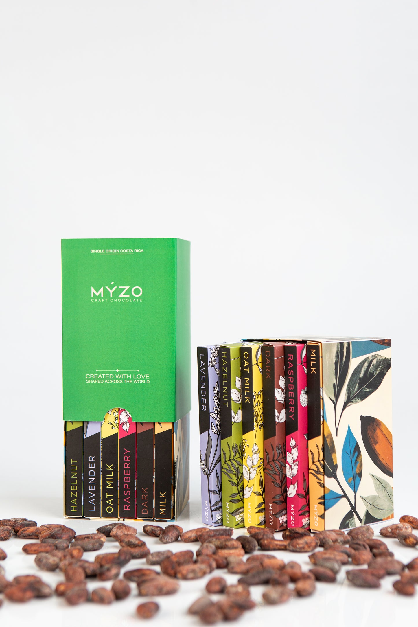 Подарункова коробка шоколаду Myzo з какао бобами на столі
